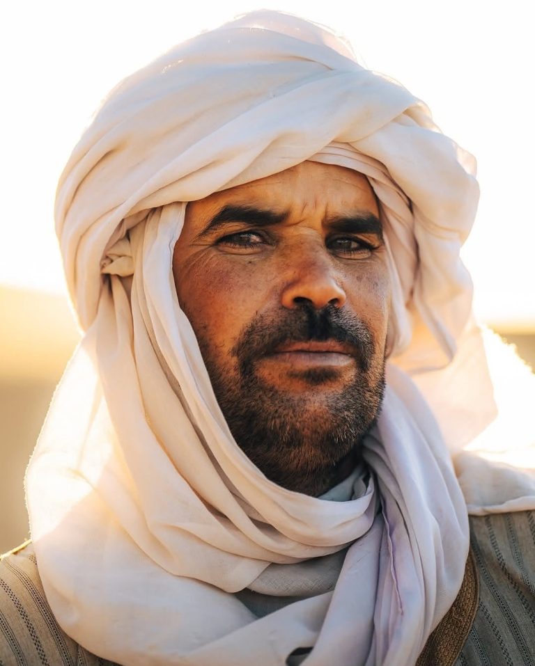 Private Transport in Morocco Portrait of a Berber man wearing a white turban – Merzouga
