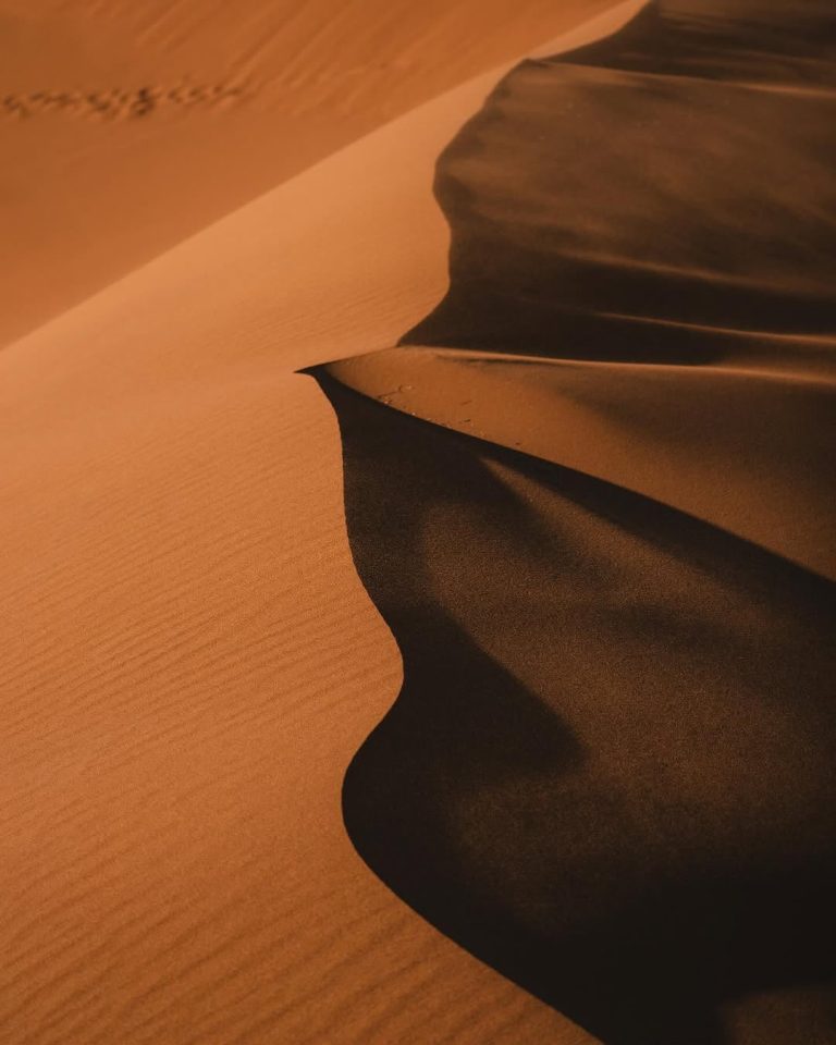 Curved ridge of a golden sand dune in Erg Chebbi – Merzouga