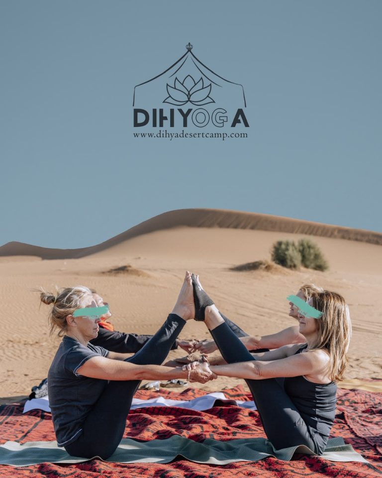 Yoga Retreat in the Sahara Partner yoga pose on the sand – Dihyoga retreat – Merzouga