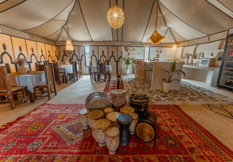 Desert camp lounge with Berber rugs and lanterns – Merzouga
