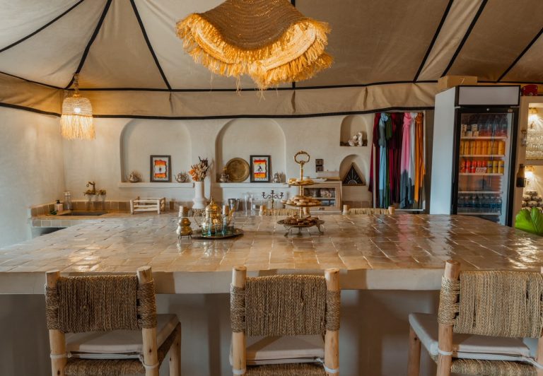 Restaurant tent of a luxury camp with set tables – Merzouga