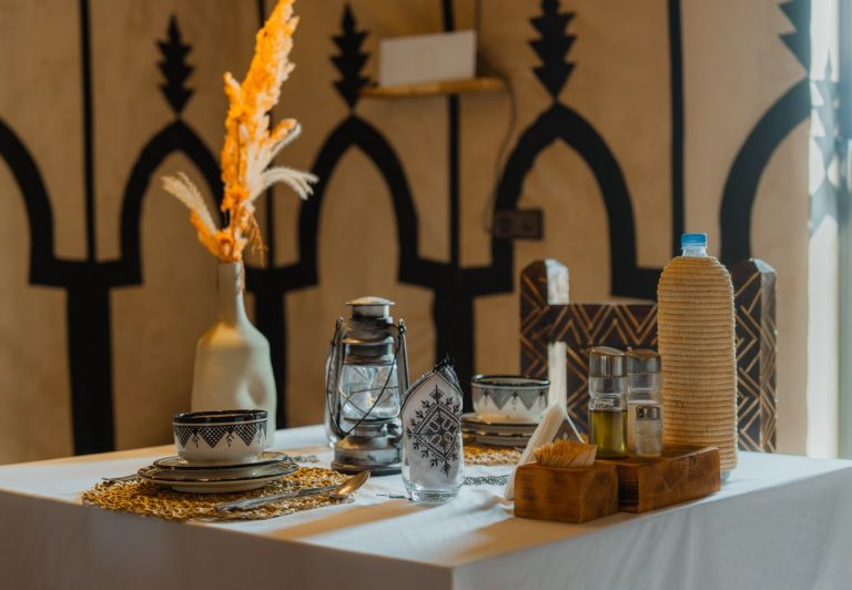 Table set for dinner with Moroccan pottery – Merzouga